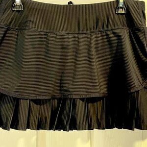 black ATHLETA SZ M athletic black striped skirt/skort w/ ruffle/pleated bottom